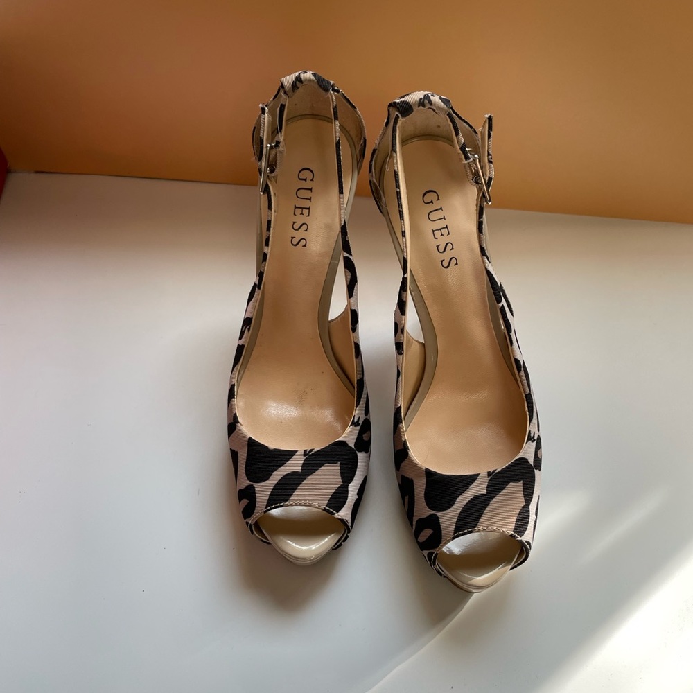 Guess pumps
